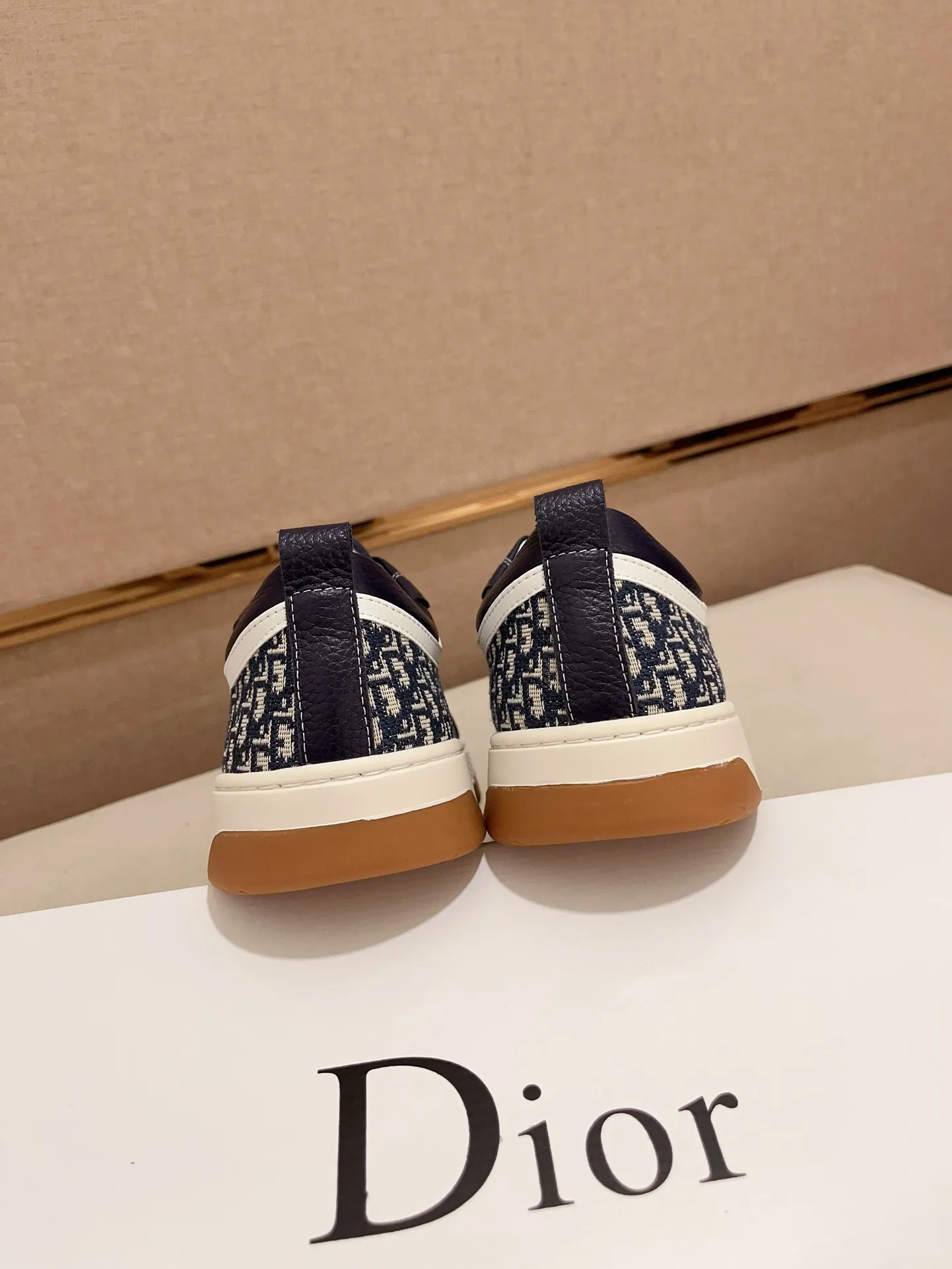 Factory price: 420💰[Dior·Dior] New casual sports style men's shoes, new spring and summer design, perfect workmanship, lace-up lazy style to create wardrobe quality, upper: imported first-layer cowhide, sheepskin lining is soft and comfortable, ultra-light TPU wear-resistant outsole, simple, versatile fashion men's shoes, excellent color code number 38--44. (Can be customized for 45 non-refundable)